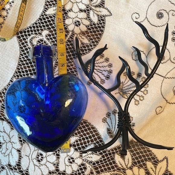 💓Host Pick💓 Cobalt Blue Handblown Heart Shaped Vase Metal Hugging Vines - Picture 10 of 15